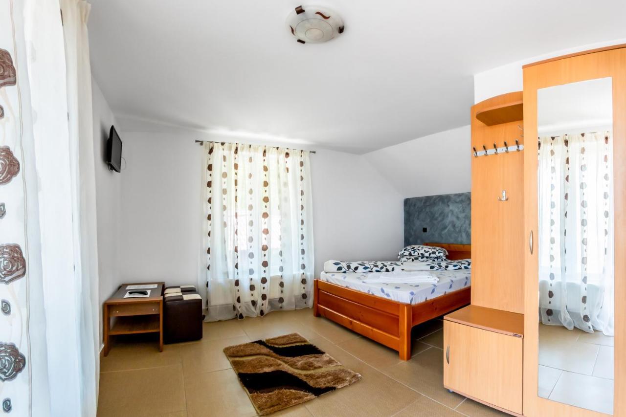 Hotel Casa Alex Novaci-Străini Exteriér fotografie