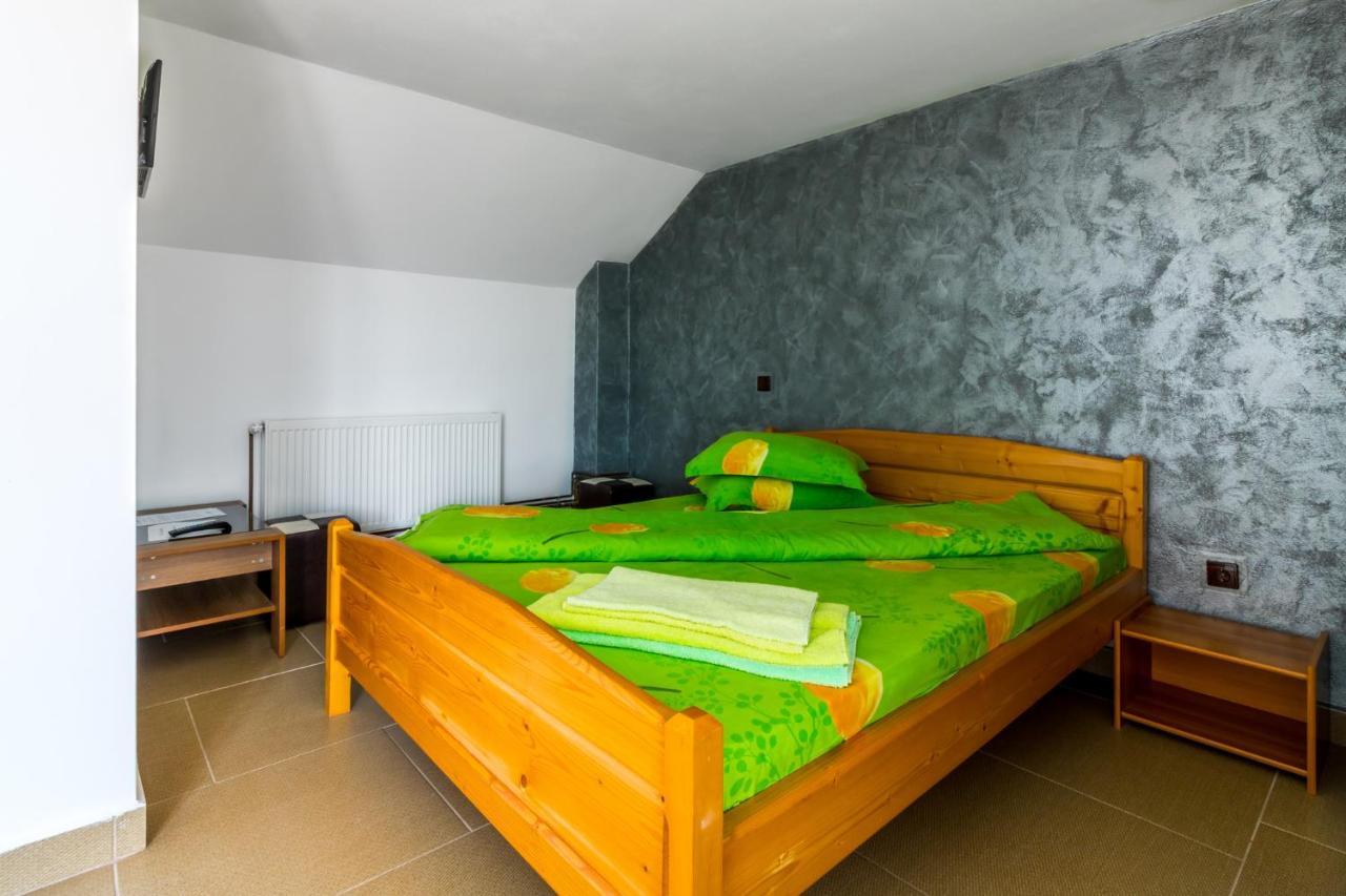 Hotel Casa Alex Novaci-Străini Exteriér fotografie